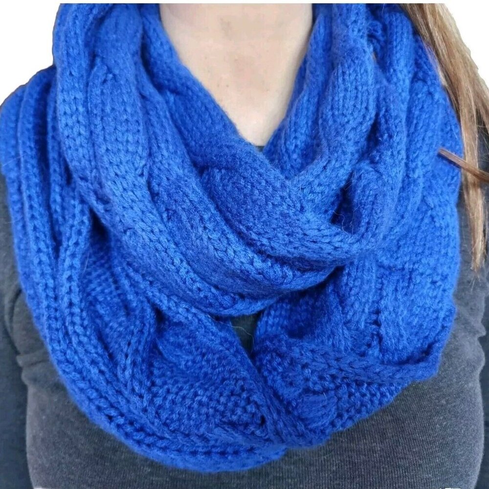 NWOT Warm and Colorful Royal Blue Chunky Cable Knit Acrylic Infinity Scarf O/S